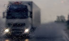 Acidentes devido a chuva começam. Com pista molhada, dois caminhões tombam em rodovias que cortam o DF