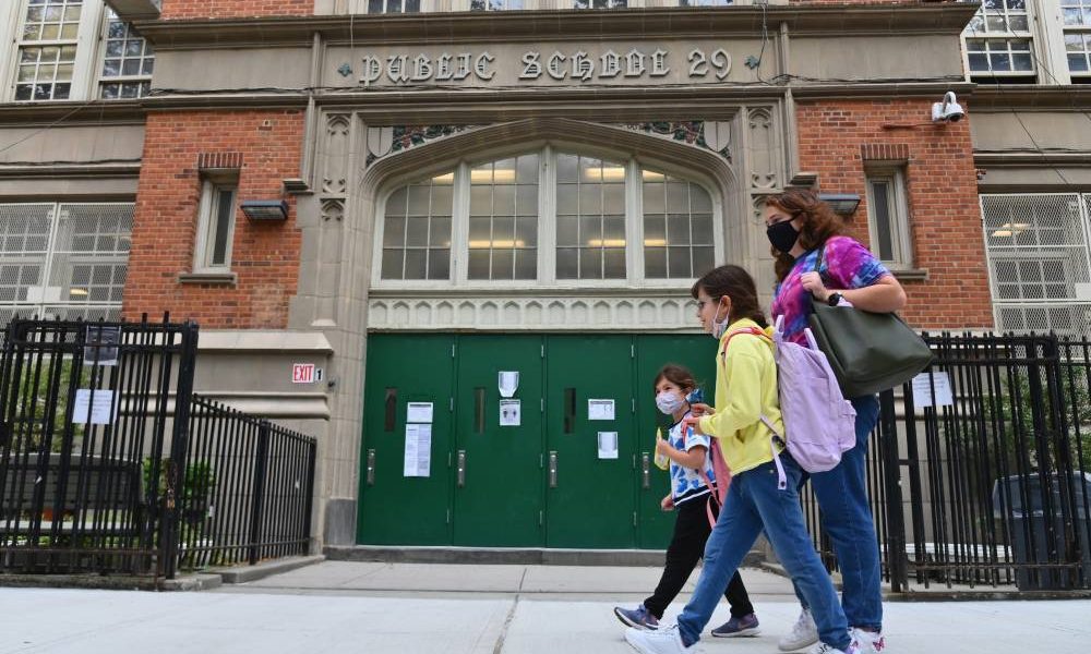 Nova York volta a fechar escolas a partir desta quinta por avanço da covid 19