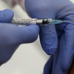 Governo federal quer que paciente se responsabilize por efeito de vacina, diz relator de MP