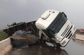 Acidente na BR – 040 deixa caminhão pendurado em viaduto